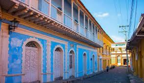 Calle colonial en Honda Tolima con casas de colores vivos