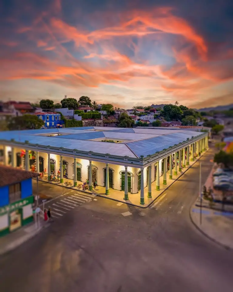 Vista aérea de la Plaza de Mercado de Honda Tolima al atardecer, destacando sus 148 columnas y arquitectura neoclásica.