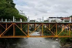 Puente amarillo sobre el río Gualí en Honda, Tolima, conocido por su arquitectura histórica y belleza natural.