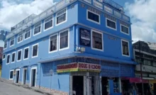 Fachada del Hotel Paraíso Colonial en Honda Tolima, edificio azul de estilo colonial ubicado en el centro histórico.