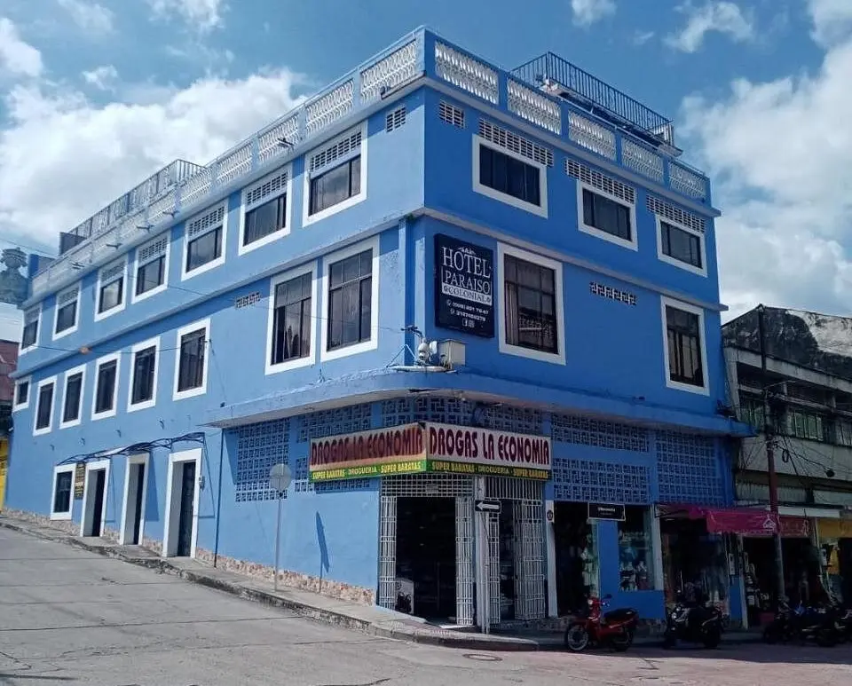 Fachada del Hotel Paraíso Colonial en Honda Tolima, edificio azul de estilo colonial ubicado en el centro histórico.